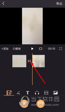 点击两个视频中间的“转场”按钮