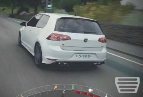 城市驾驶大众高尔夫停车场